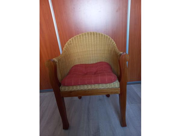 Z.G.A.N. 2 eetkamerstoelen en 1 fauteuil